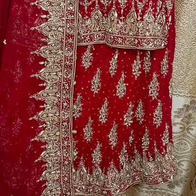 خوبصورت ریڈ شفون ہیوی ایمبرائیڈری ڈریس برائے فروخت