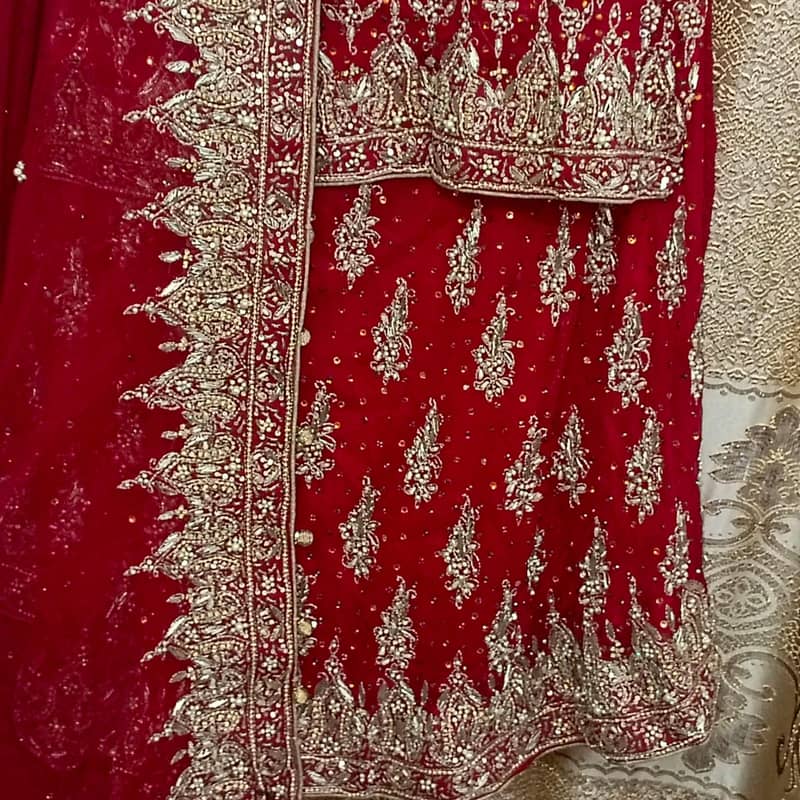 خوبصورت ریڈ شفون ہیوی ایمبرائیڈری ڈریس برائے فروخت 0