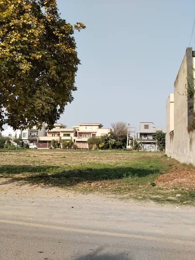 1 Kanal semi commercial plot For Sale Prime Location in Airline housing society Near ucp university or Emporium mall , expo center or shaukat khanum hospital Lahore Abdul Sattar Eidi Motorway M2