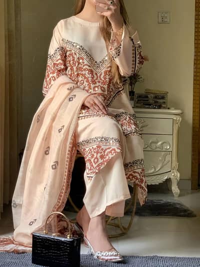 3 Pcs Women's Stitched Arabic Lawn Printed Suit