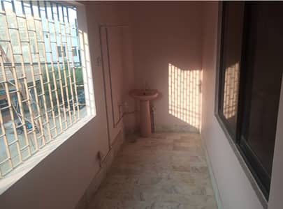 Rent 220yards 3bed. d. d 2nd lasaniya restaurant ki back pe