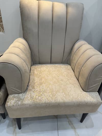 L shaped 8 sitter with 4 seats under table