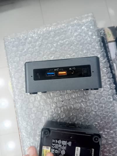 Intel nuc pc portable corei5 8th gen 8gbram 256ssd with adopter.