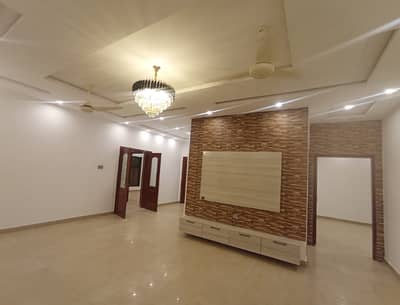 10 Marla beautiful single story house for sale