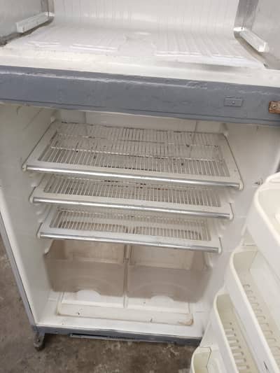 Dawlance ki medium siz freg for sell