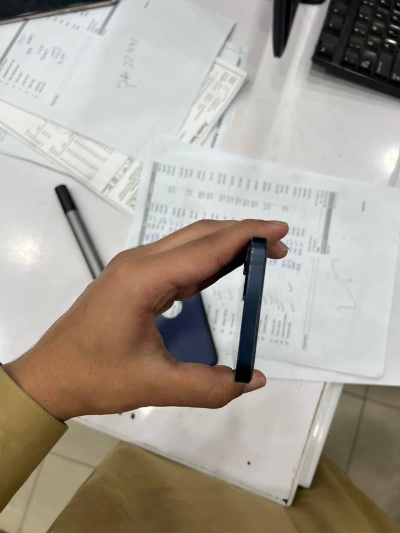 iPhone 12 4