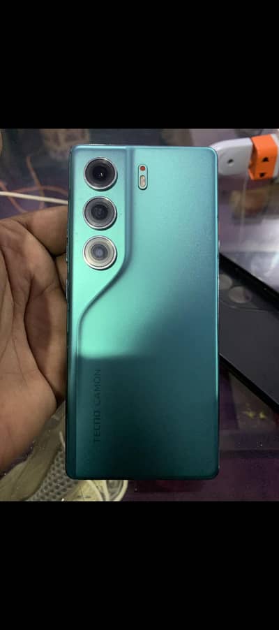 camon 40 12/256 with only charger box nhi ha lush condition