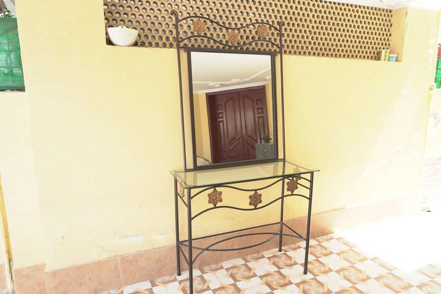 Mirror with Table 1