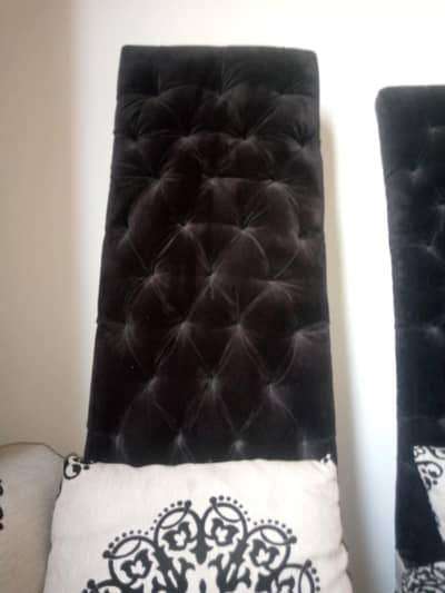 High back Style Sofa Chairs Velvet fabric aur  uper design kia hai.