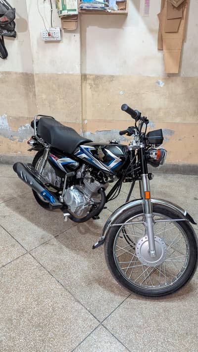 ایک عدد موٹر سائیکل ہونڈا 125بلیک کلر بلکل نیو