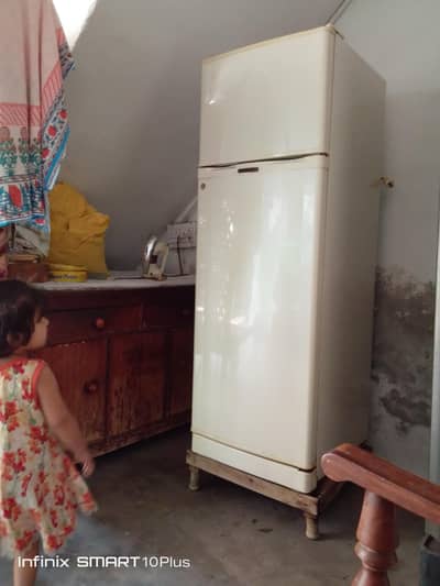 Dawlance fridge medium size
