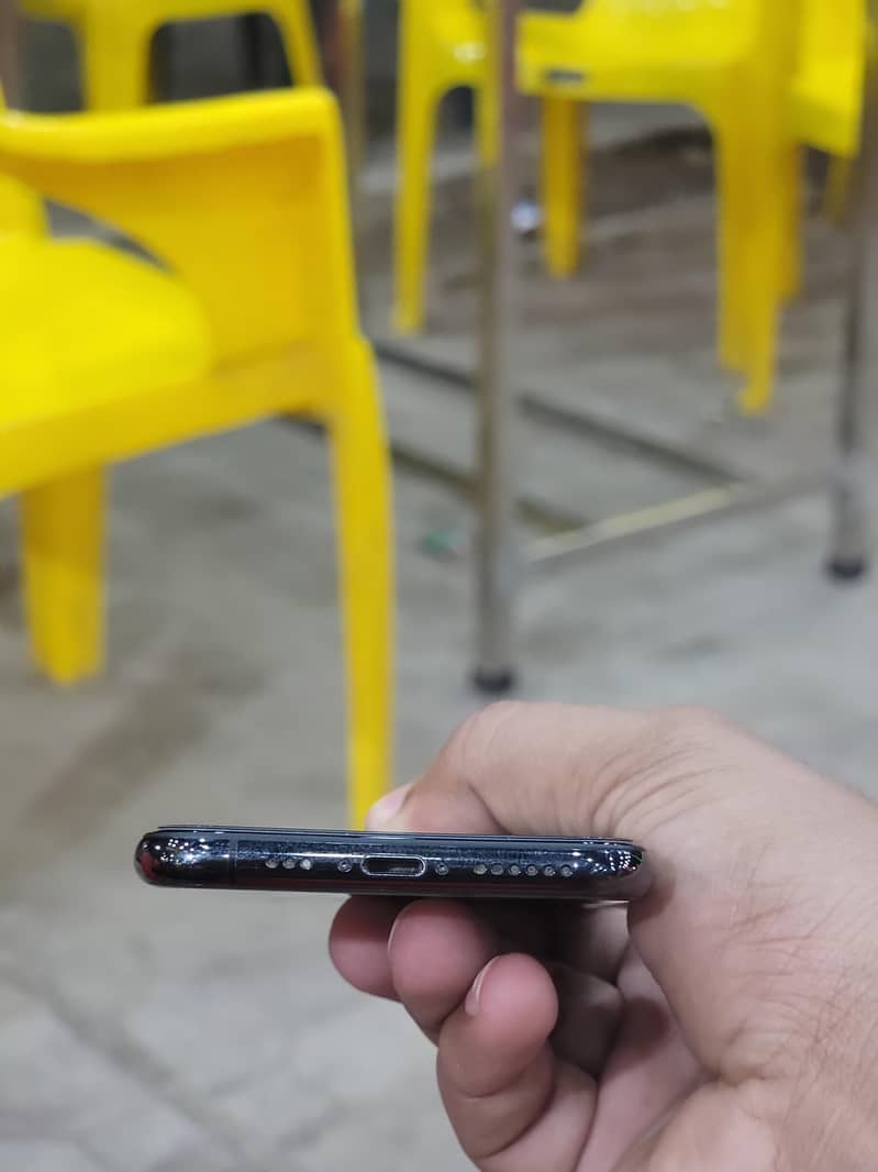 iphone xs 4