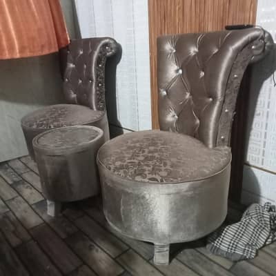 2 chear and 1 round stool  best condition