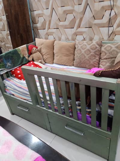 Bhai solid wooden m ye bana h bhtt achi quality ka