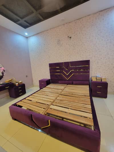 KING BED WITH 1 DRESSING TABLE 2 DRAWERS