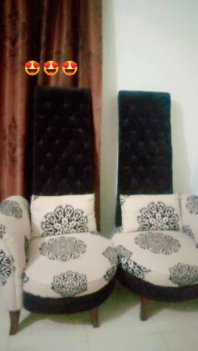 High back Style Sofa Chairs Velvet fabric aur  uper design kia hai.