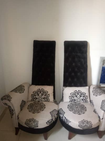 High back Style Sofa Chairs Velvet fabric aur  uper design kia hai.