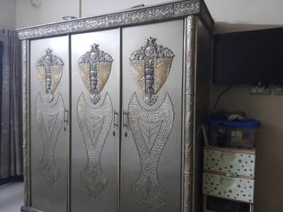 1 king size bed and 3 door cupboard without matress