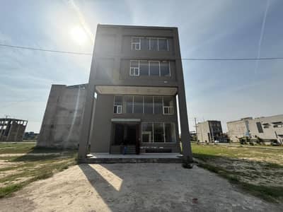 8 Marla Prime Commercial Plaza for Sale in Paragon Ciy