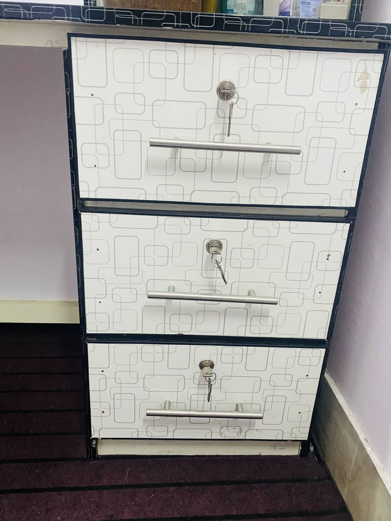 Vanity without mirror 1