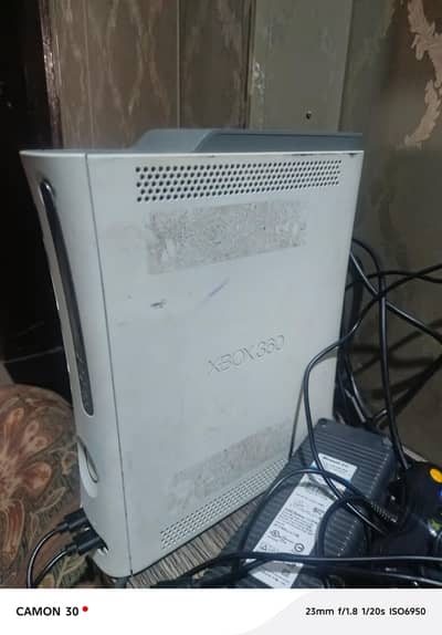 Xbox 360 320gb 21 games  all ok all assories with 2 controllee