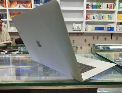 MacBook Pro 2016 With Touch Bar 1 tb Storage/16Gb Ram