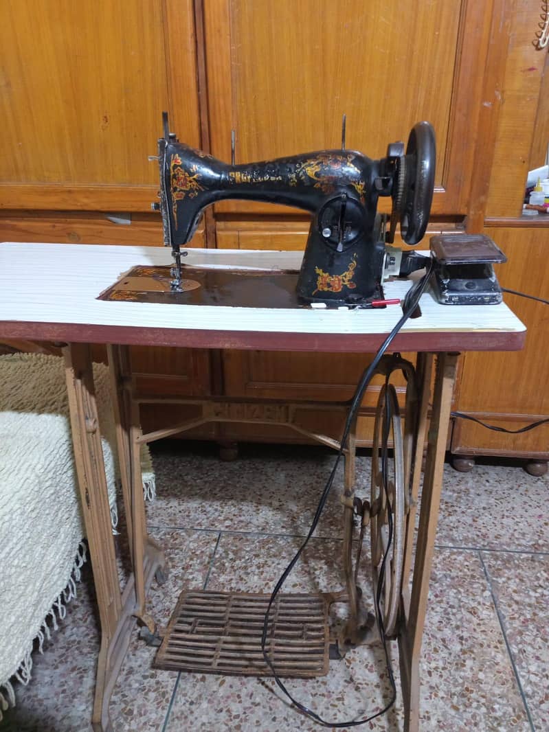 sewing machine with proper table set 0