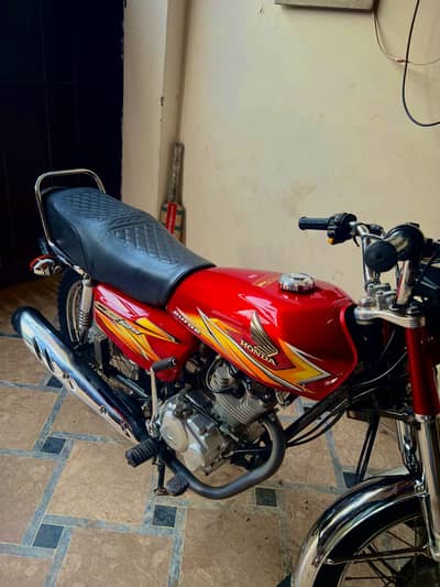 Honda cg 125 2021 model. islamabad registered 10/10 condition.