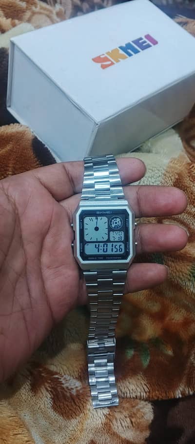 skmei watch full quality ma hai .  light , etc available