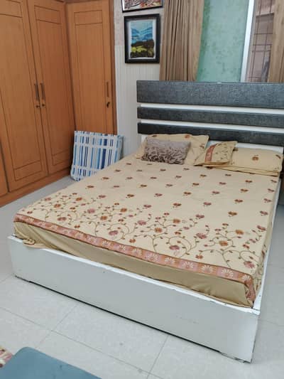 Size 5/6 , with spring matress . .