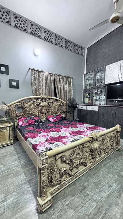 Wooden Vintage Bed Set With 2 Side Tables