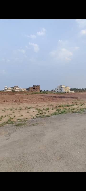 1 Kanal Plot On Principal Road, Extra Green Land