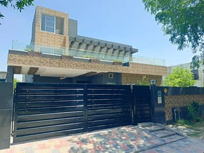 1 KANAL PRIME LOCATION HOUSE IS AVAILABLE FOR RENT VERY CLOSE TO TEHZEEB BAKERS IN DHA PHASE 5