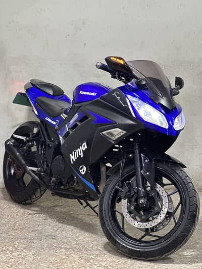 Kawasaki ninja 250cc 2018 model ( sports heavy bike)