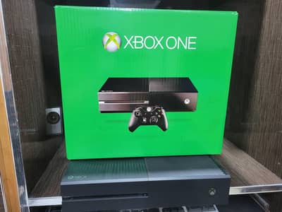 Xbox One Fat 500 GB Jailbreak version with 2 controllers.