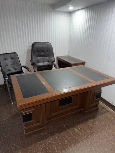 Pure wooden tough executive table for office
