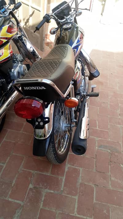 Honda 125 black clr gari belkol saf kare ha