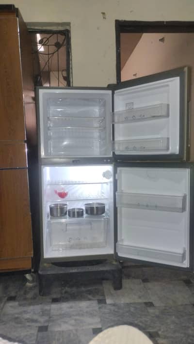 Haier ka small size fridge hai bilkul new hai 10 month used ki hai abi