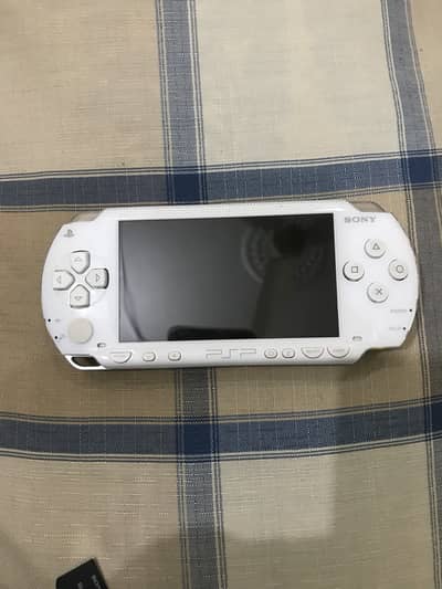 SONY PSP WHITE COLOR WITH ORIGINAL 1GB MEMORY CARD AND CHARGER