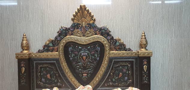 100% wooden Bed and Dressing. چنیوٹی کالی لکڑی کا بیڈ اینڈ ڈریسنگ