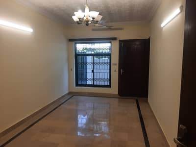 G10UPPER PORTION FOR RENT PRIME LOCTION