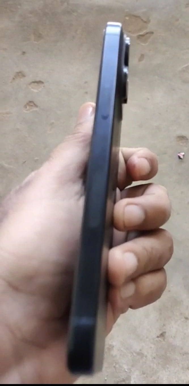 iPhone 15  Pro max 4