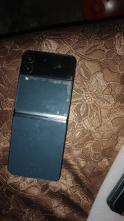 Samsung Z flip 3  Non pta main lcd Damage Sb parts b available ha