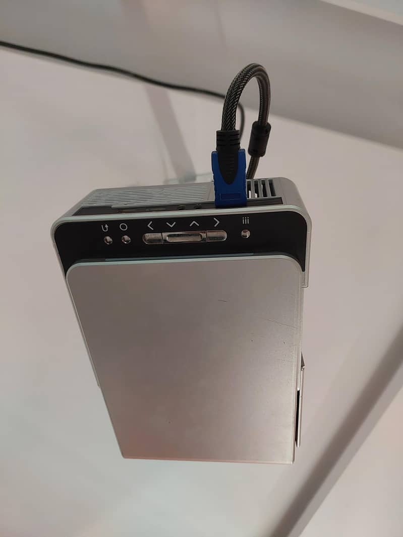 Projector & Screen 1