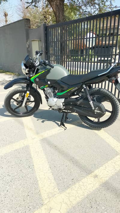 Yamaha YBR 125G 2024/2025 graphic 2025 wala hai