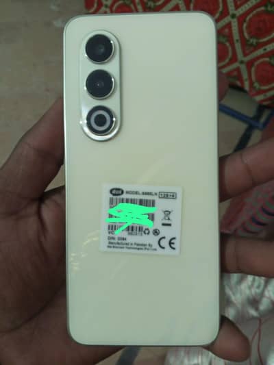 new mobile hai 11  month warranty Baki hai complete saman