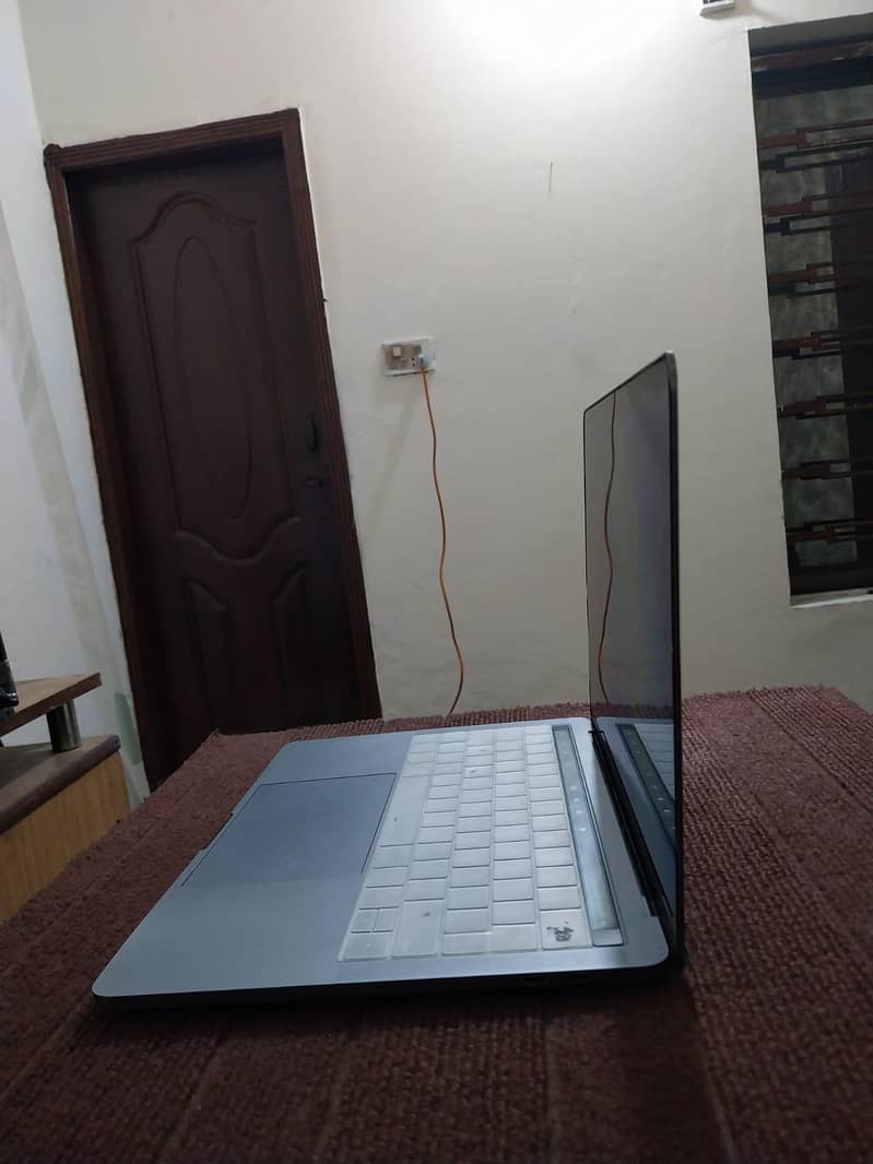 Apple mac i7 2018 model touchbar 5