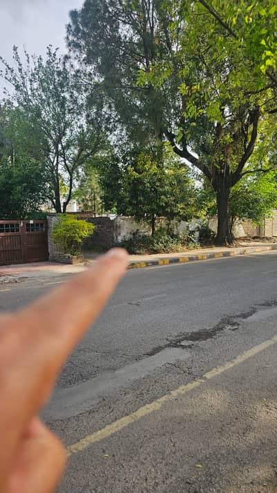 G6/4 prime location 550 sq yds Corner plot available for Sale at Investor price