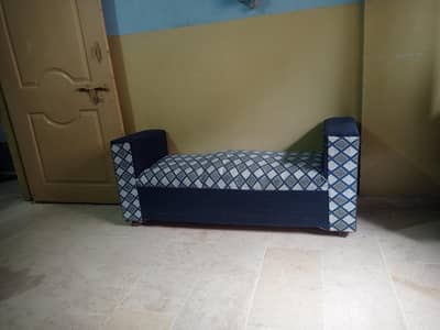 only 6 month used sofa with centeral pice rug same colore and desine