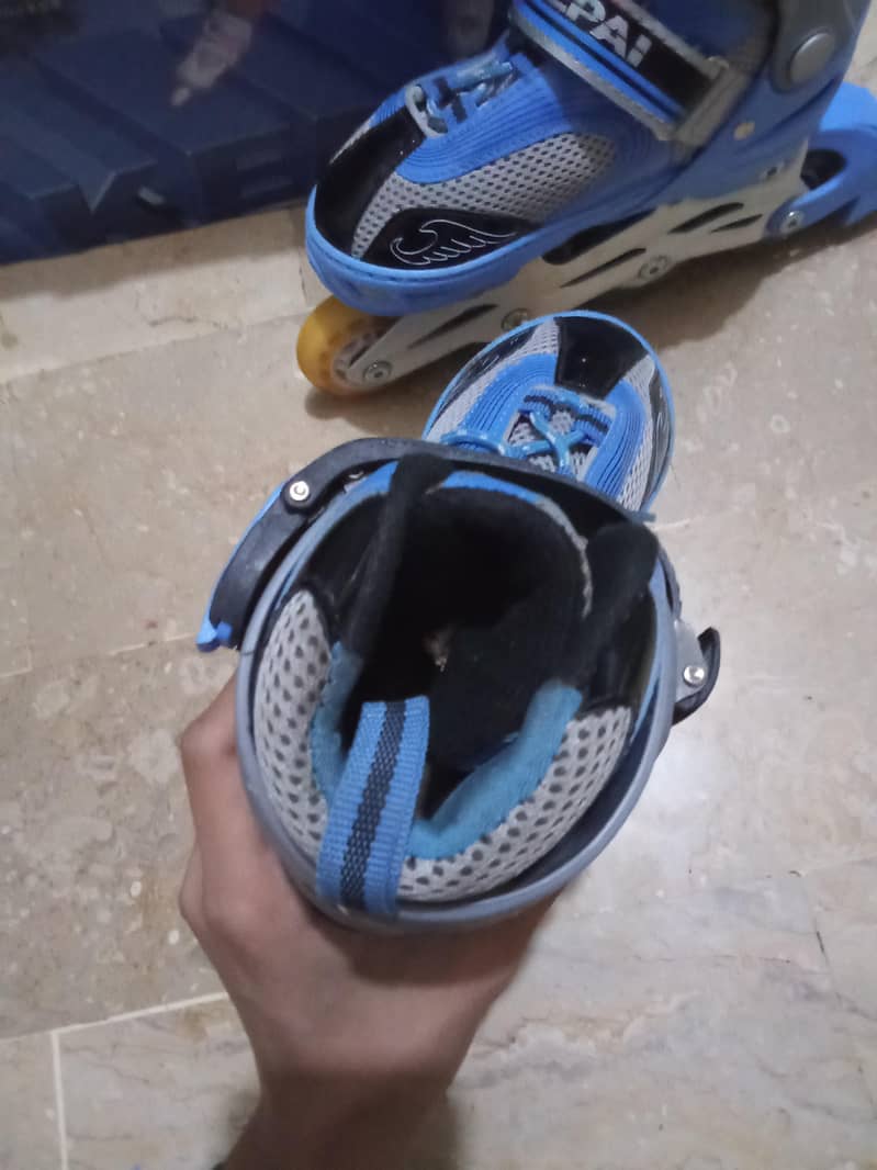 SKATES 10/10 CONDITION 3